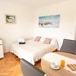 Entire Private Floor With Own Pool And Entrance Nyaraló