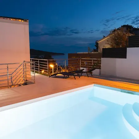 Nyaraló Entire Private Floor With Own Pool And Entrance Primošten