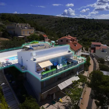 Entire Private Floor With Own Pool And Entrance Nyaraló