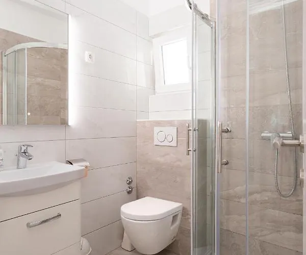 別荘 Entire Private Floor With Own Pool And Entrance プリモシュテン