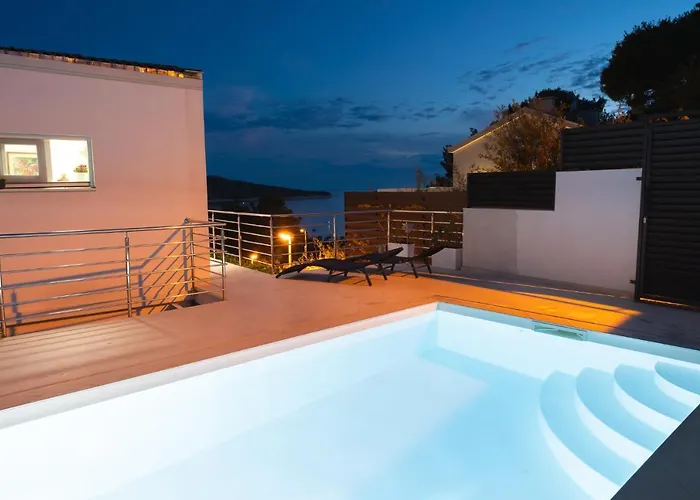 別荘 Entire Private Floor With Own Pool And Entrance プリモシュテン